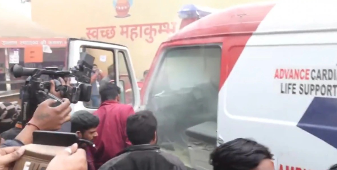 பகீர் வீடியோ... கும்பமேளாவில் திடீரென பற்றி எரிந்த ஆம்புலன்ஸ்…‌ 3 வது முறையாக தீவிபத்து... அச்சத்தில் பக்தர்கள்!