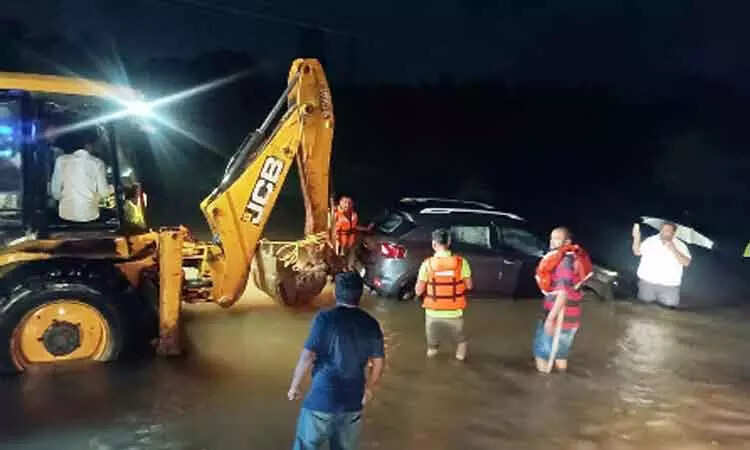 வெள்ளத்திற்குள் அடித்துச் செல்லப்பட்ட கார்!! கூகுள் மேப்பால் விபரீதம்!!