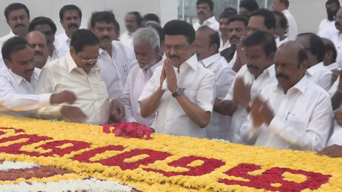 கலைஞரின் 101வது பிறந்தநாள்... நினைவிடத்தில் முதல்வர் மு.க.ஸ்டாலின் அஞ்சலி!