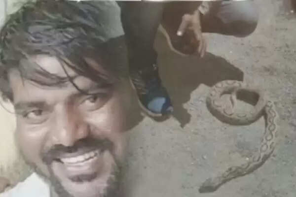 விஷ பாம்பை பிடித்து ஆட்டம் போட்ட இளைஞர்!! புத்தாண்டில் சோகம்!!