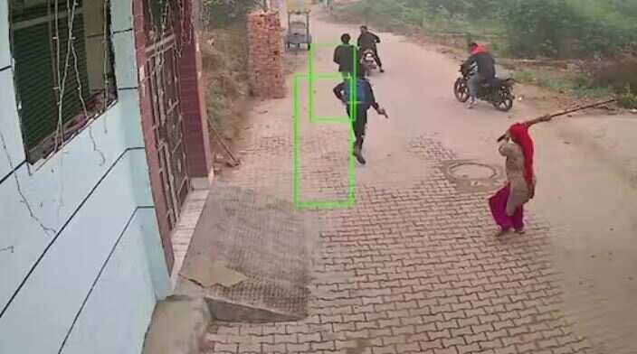 வைரல் வீடியோ.. துப்பாக்கிச்சூடு நடத்தியவர்களை துடைப்பத்தால் ஓட ஓட விரட்டிய பெண்..!!