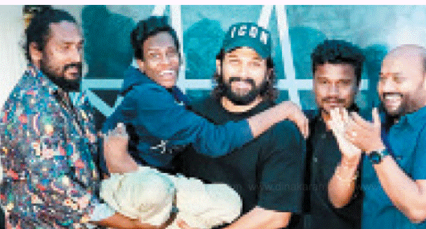 நெகிழ்ச்சி!! மாற்றுத்திறனாளியை தூக்கி நலம் விசாரித்த அல்லு அர்ஜுன்!!