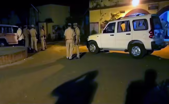 கொடூரம்!! மனைவி, மகள் கழுத்தை அறுத்து கொலை!!