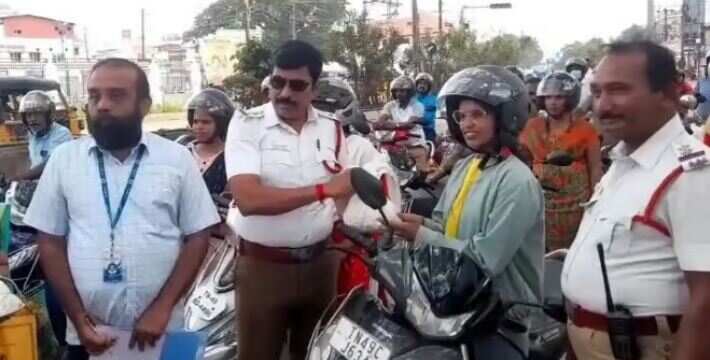 ஹெல்மெட் போட்டிருந்தா 1 கிலோ பூண்டு இலவசம்... சிக்னலில் கெத்து காட்டிய போக்குவரத்து போலீசார்!
