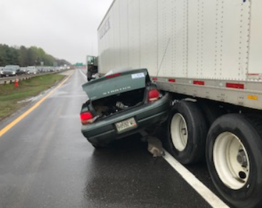 அதிர்ச்சி வீடியோ!! லாரிக்கு அடியில் சிக்கிய கார்!!