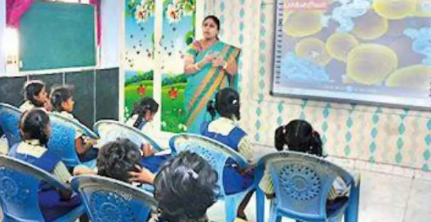 தமிழகம் முழுவதும் 23000 அரசு பள்ளிகளில் ஸ்மார்ட் வகுப்பறைகள்!