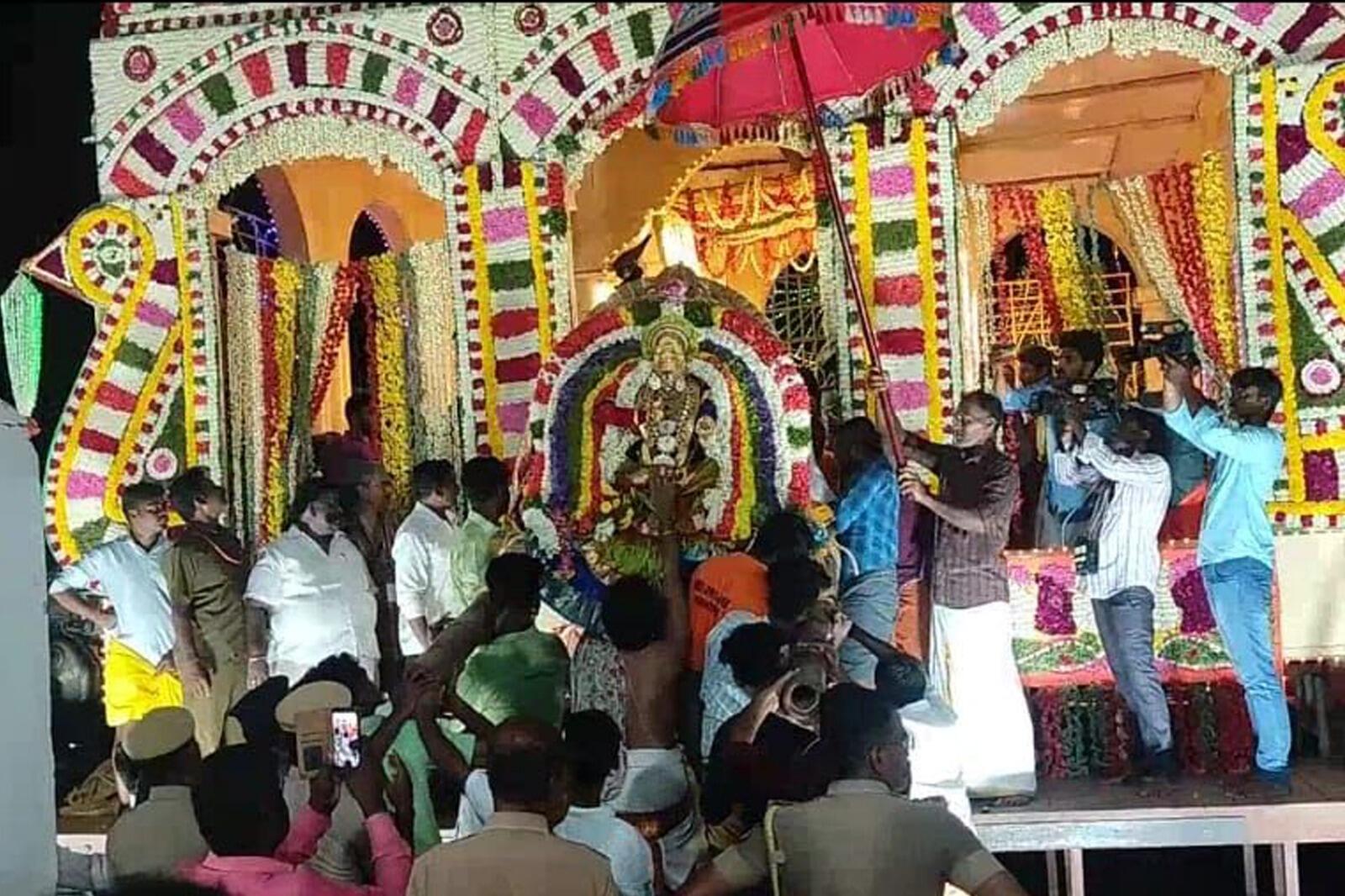 சமயபுரம் சித்திரை தேர்த் திருவிழா... 13ம் நாளில் தெப்பத்தேரில் காட்சியளித்தார் மாரியம்மன்!