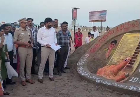 வெள்ளி கடற்கரையில் மணல் சிற்பம்... 100% வாக்குப்பதிவு!