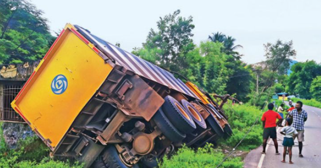 டிப்பர் லாரி மின் கம்பங்கள் மீது மோதல்... பெரும் பரபரப்பு!