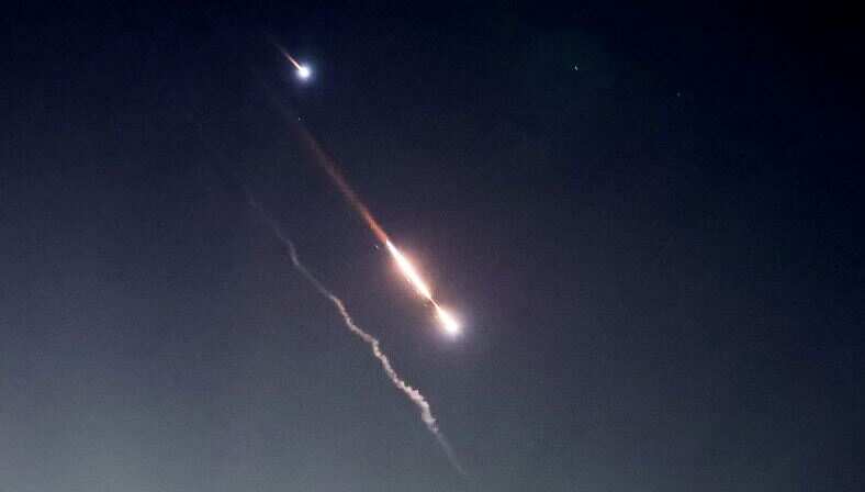 ஈரானுக்கு பதிலடி கொடுத்த இஸ்ரேல்.. அடுத்தடுத்து ஏவுகணைகளை அனுப்பியதால் பெரும் பதற்றம்!