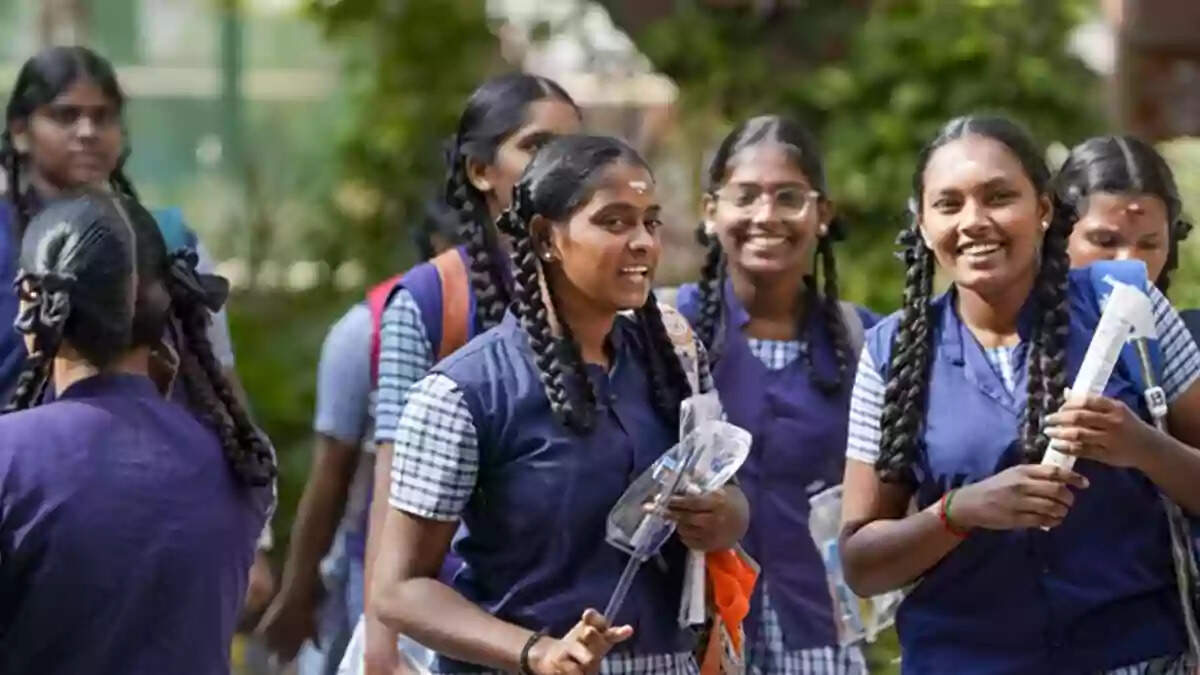 கை வீசிட்டு ஸ்கூலுக்கு போலாம்... பள்ளி திறப்பு நாளிலிருந்து முதல் 2 வாரத்திற்கு புத்தகமே கொண்டு வர தேவையில்ல!