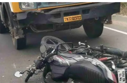 பைக் மீது மினிலாரி மோதி கல்லூரி மாணவன் துடிதுடித்து பலி!