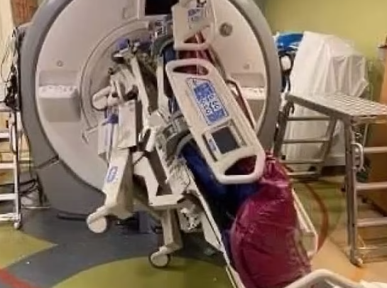 பகீர்.... MRI இயந்திரத்தில் சிக்கி நசுங்கிய செவிலியர்..!!