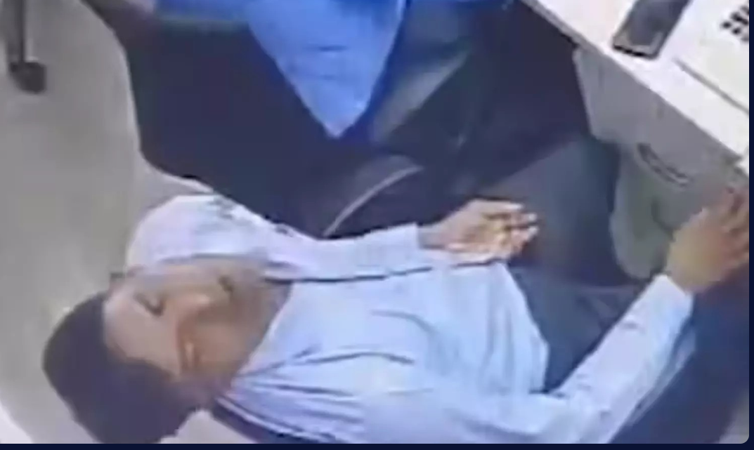 ஷாக் வீடியோ... வங்கி மேலாளர் நாற்காலியிலேயே மயங்கி சரிந்து பலி!