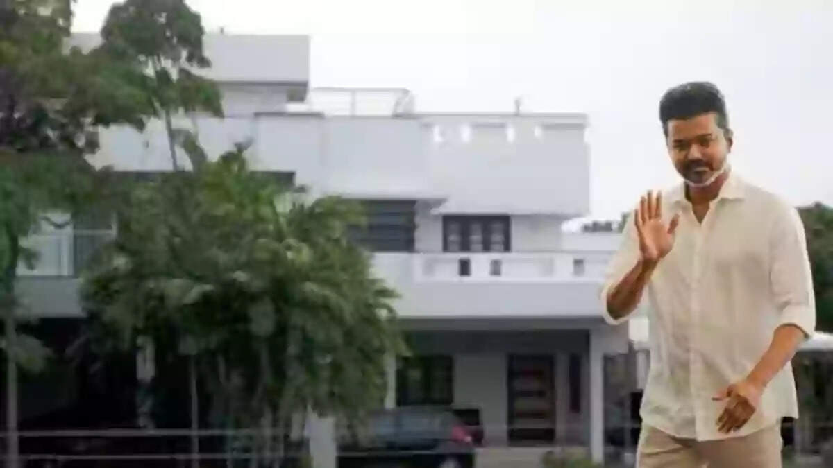 பரபரப்பு...விஜய் வீட்டின் மொட்டை மாடியில் மர்ம நபர்!