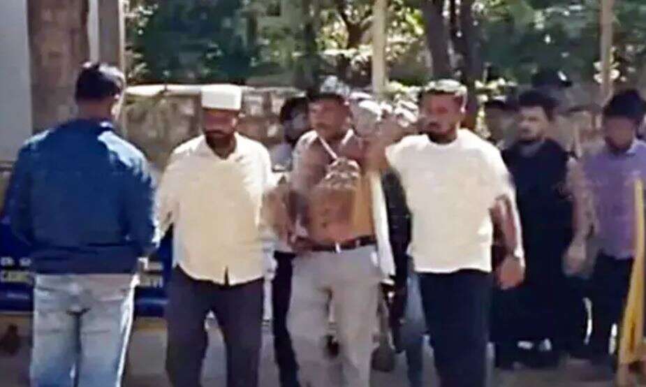 மாணவிக்கு பாலியல் தொல்லை... ஆசிரியருக்கு 'செருப்பு மாலை' அணிவித்து கொடூரமாக தாக்கிய கிராம மக்கள்!