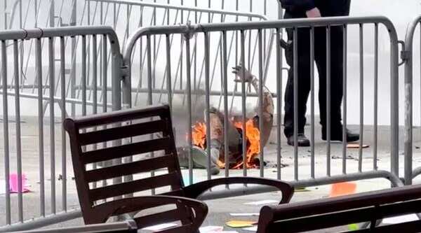 பகீர் வீடியோ... டிரம்ப் வழக்கு விசாரணை... நீதிமன்ற வாசலில் தீக்குளித்த இளைஞர் மரணம்!