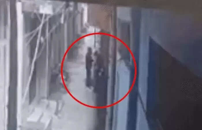 பகீர் வீடியோ!! வேண்டாம் என சொன்னதால் ஆத்திரம்!! காதலியை சராமாரியாக கத்தியால் குத்திய காதலன் !!