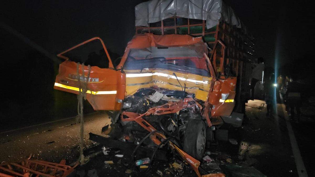 பல்லடத்தில் மீண்டும் சோகம்... லாரி - சரக்கு வேன் மோதி 2 பேர் உயிரிழப்பு!