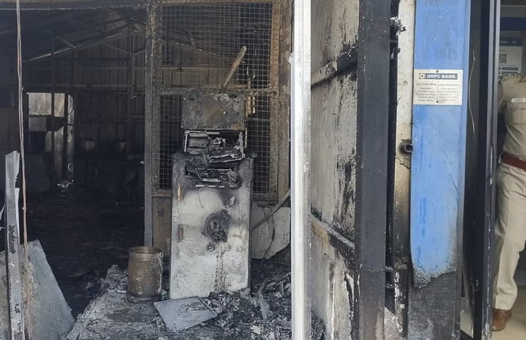 அதிர்ச்சி... திகுதிகுவென பற்றி எரிந்த ஏஎடிஎம் மெஷின்.. தீயில் எரிந்து சாம்பலான லட்சங்கள்!!