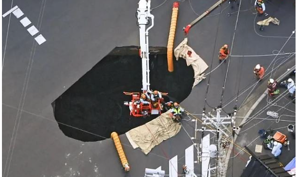 வைரல் வீடியோ... ஜப்பான் சாலையில் திடீர் பள்ளத்தில் சிக்கிக் கொண்ட முதியவர்... !