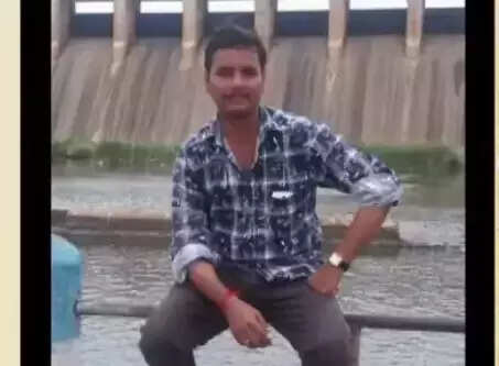 10 அடி ஆழ குழிக்குள் பைக்குடன் தவறி விழுந்து இளைஞர் பலி!! அரசு அதிகாரிகளின் மெத்தனத்தால் விபரீதம்!!