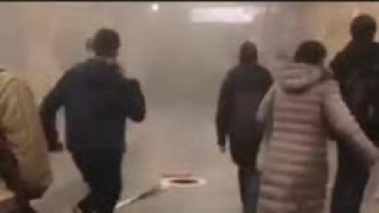 அதிர்ச்சி வீடியோ!! ரயில் நிலையத்தில் தீவிபத்து !! மூச்சு திணறி தவித்த பயணிகள்!!