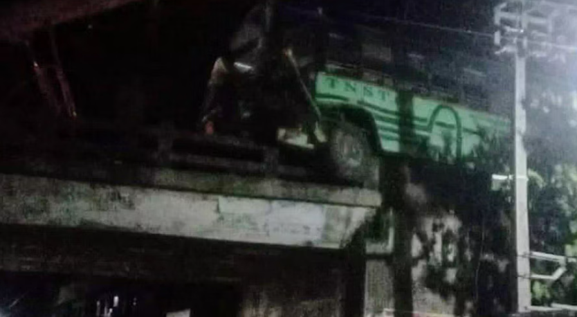 பகீர்...40 பயணிகளுடன் பாலத்தில் தொங்கிய பேருந்து... !!