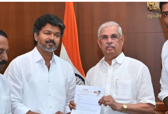 விஜய்க்கு ஆளுநர் 2 நாட்கள் கெடு... பெரும்பான்மையை நிரூபிக்க ஆளுநர் அதிரடி உத்தரவு!