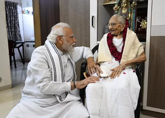 மோடியின் தாயார் கவலைக்கிடம்!! பரபரக்கும் பிரதமர் அலுவலகம்!!