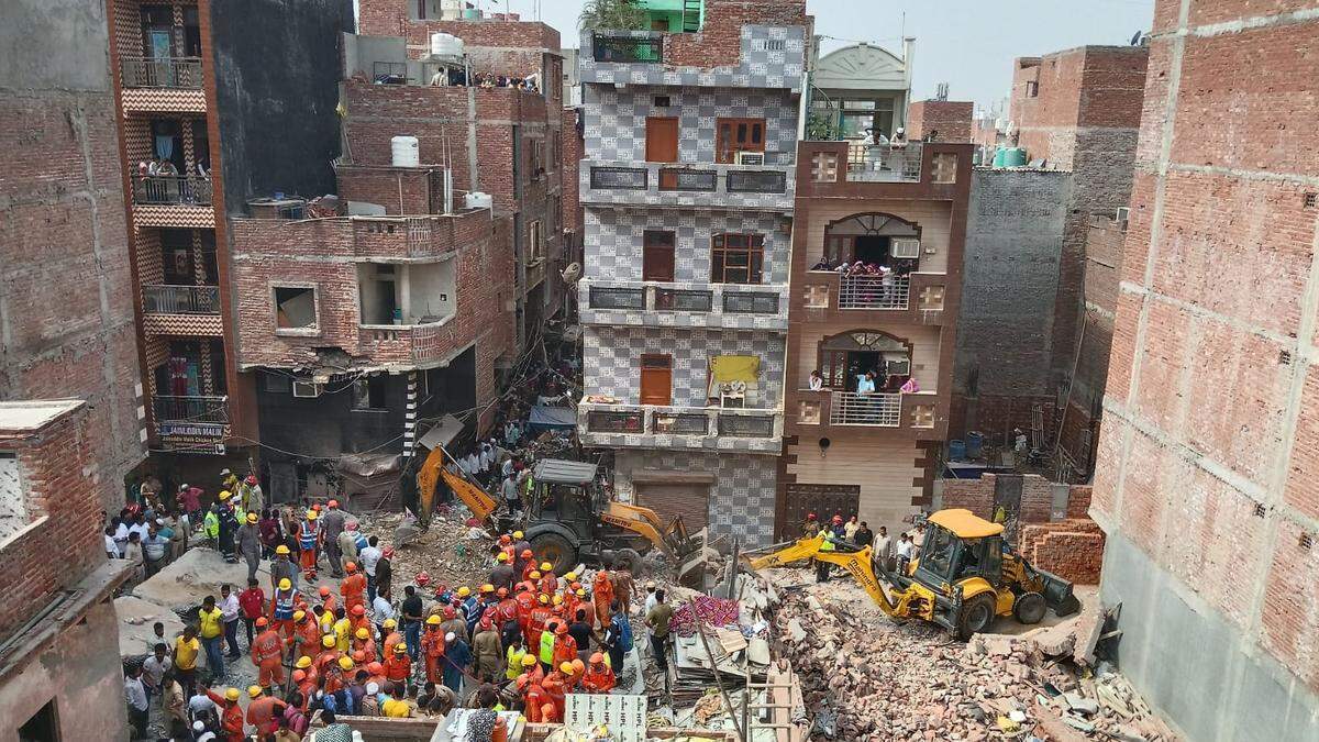 சோகம்... டெல்லியில் 4 மாடி கட்டிடம் இடிந்து விழுந்து 4 பேர் உயிரிழப்பு!