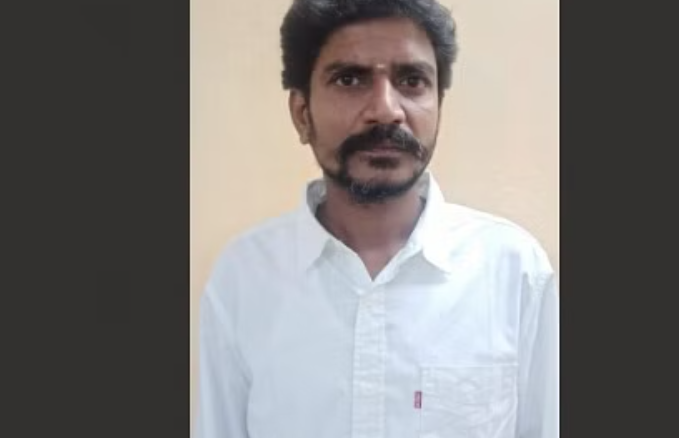 கொடூரம்.... மனைவி, மகள் முன்னே ரவுடியை வெட்டி சாய்த்த கும்பல்... !!