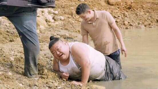 ”பெரிய மீன் நான்”.. சேற்றில் சிக்கிய நிலையிலும் Fun செய்த பாஜக அமைச்சர்.. வீடியோ வைரல்..!