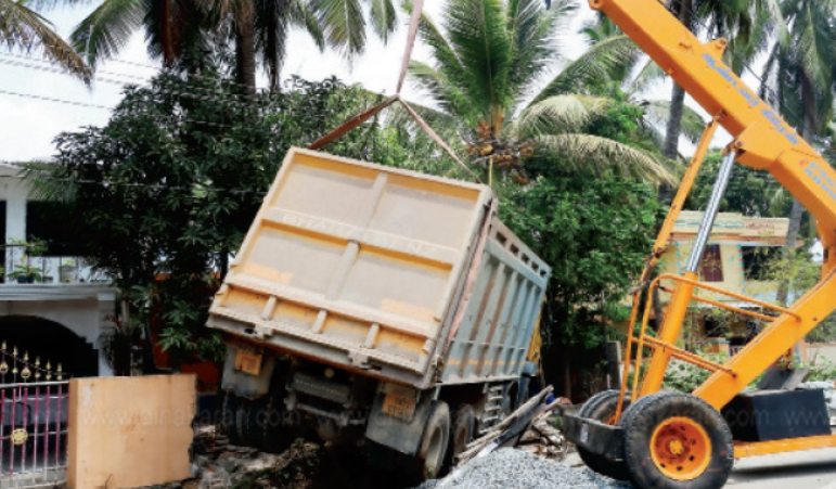அதிர்ச்சி... காம்பவுண்ட் சுவரை இடித்து வீட்டிற்குள் புகுந்த டாரஸ் லாரி, டிராக்டர்... அலறி அடித்து வீட்டை விட்டு ஓடி வந்த குடும்பத்தினர்!