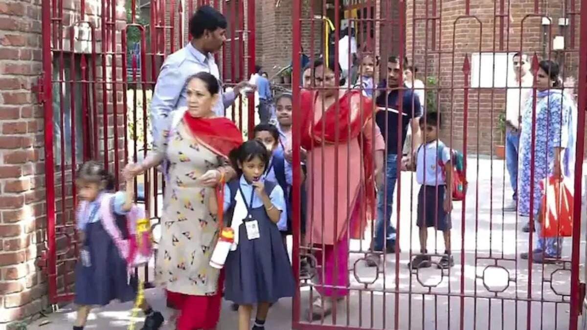 டெல்லியில் பதற்றம்... மேலும் 6 பள்ளிகளுக்கு வெடிகுண்டு மிரட்டல்... கடந்த 3 நாட்களில் 10 பள்ளிகளுக்கு மிரட்டல்!