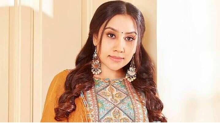 அதிர்ச்சி வீடியோ... திவ்யா சத்யராஜ் மீது தவெகவினர் செருப்பு வீச்சு.. ‘விஜய் மனைவி சங்கீதாவுக்கும் மரியாதை வேண்டும்’ - சீறிய திவ்யா!