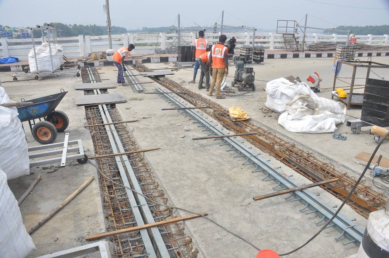 மூணு ஷிப்ட்.. 68 பேர் பணி! இரவு பகலாக காவிரி பாலத்தில் பேரிங்குகள் மாற்றம்!