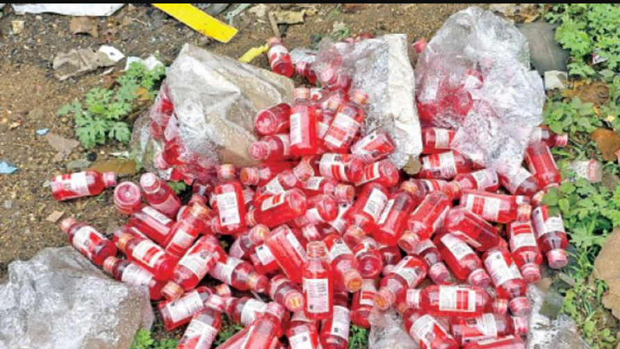 சாலையில் வீசப்பட்ட காலாவதியான இருமல் மருந்துகள்!