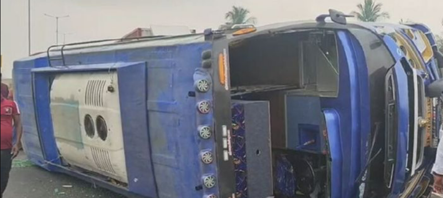 வளைகாப்பு விசேஷத்தில் லாரியை முந்த முயன்றபோது கவிழ்ந்த வேன்... 6 பேர் ரத்த வெள்ளத்தில் மருத்துவமனையில் அனுமதி!