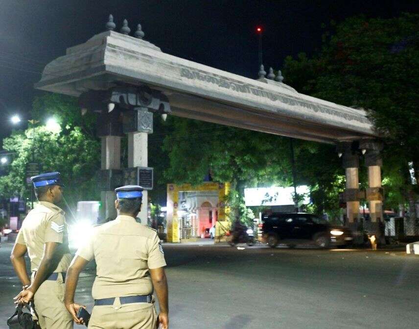 மதுரையில் 45 ஆண்டுகள் பழமையான 'பெரியார் ஆர்ச்' நள்ளிரவில் இடித்து அகற்றம்!