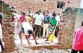 இடித்து தள்ளப்பட்ட தீண்டாமை சுவர்!! போலீஸ் படை குவிப்பு!! நீடிக்கும் பதற்றநிலை!!