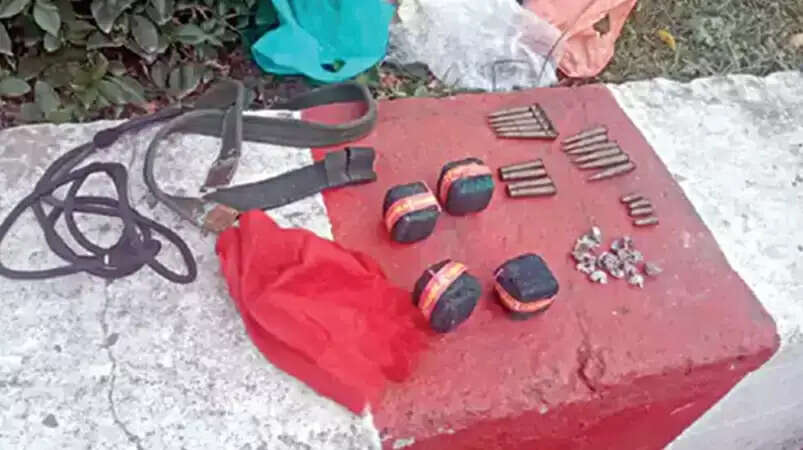 பக்தர்கள் அதிர்ச்சி... பிரபல கோவிலுக்கு அருகே கேட்பாரற்று கிடந்த வெடிகுண்டுகள், தோட்டாக்கள்!