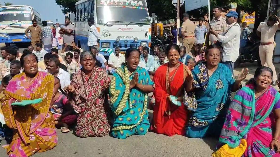 மீனவர்கள் திடீர் சாலை மறியல்... நடுரோட்டில் முழங்காலிட்டு பெண்கள் கதறல்!