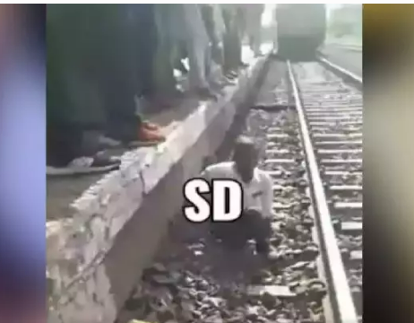 தண்டவாளத்தில் சிக்கிக் கொண்ட பயணி!! டிராக்கை கடக்க முயன்ற போது பரிதாபம்!!