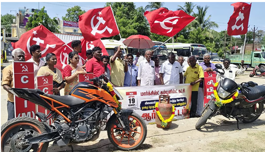சமையல் சிலிண்டர் மற்றும் மோட்டார் சைக்கிள்களுக்கு மாலை அணிவித்து நூதன போராட்டம்!