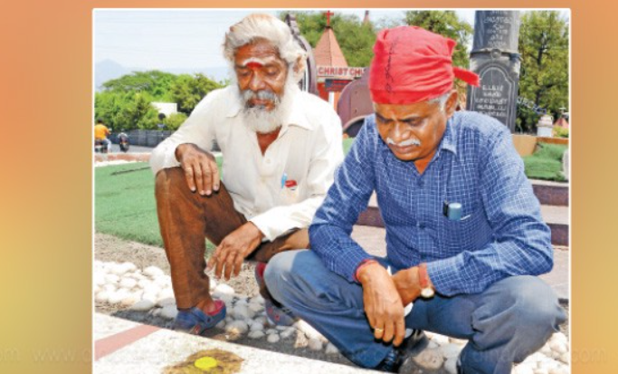 தியாகிகள் நினைவு ஸ்தூபியில் தரையில் ஆம்லெட் ... சமூக ஆர்வலரை தட்டித் தூக்கிய போலீசார்!