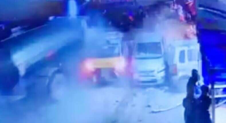 கூட்டத்தின் நடுவே எமன் போல் வந்த பால் வாகனம்.. கோர விபத்தில் சிக்கி 3 பேர் பலி.. பலர் படுகாயம்.!