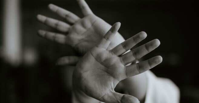 கொடூரத்தின் உச்சம்.. விபச்சாரத்திற்கு சென்ற தாய்.. 10 வயது சிறுமிக்கு நேர்ந்த அவலம்!