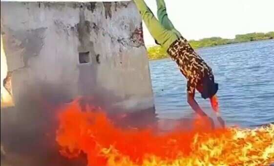 வைகை ஆற்றில் தீ வைத்து சாகசாம்.. 2 யூடியூபர்கள் அதிரடியாக கைது!