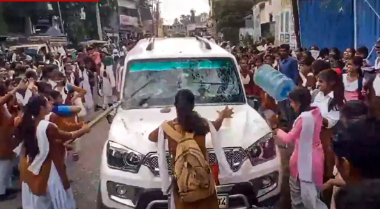 அதிர்ச்சி வீடியோ.. கல்வி அதிகாரி காரை அடித்து நொறுக்கும் மாணவிகள்!!